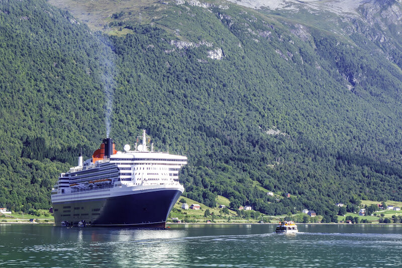 Queen Mary 2 in einem Ford in Norwegen