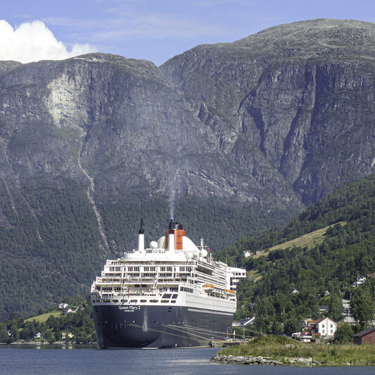 Queen Mary 2 in Norwegischem Fjord