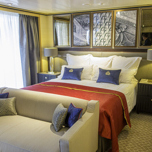 Kabine mit Doppelbett auf der Queen Mary 2