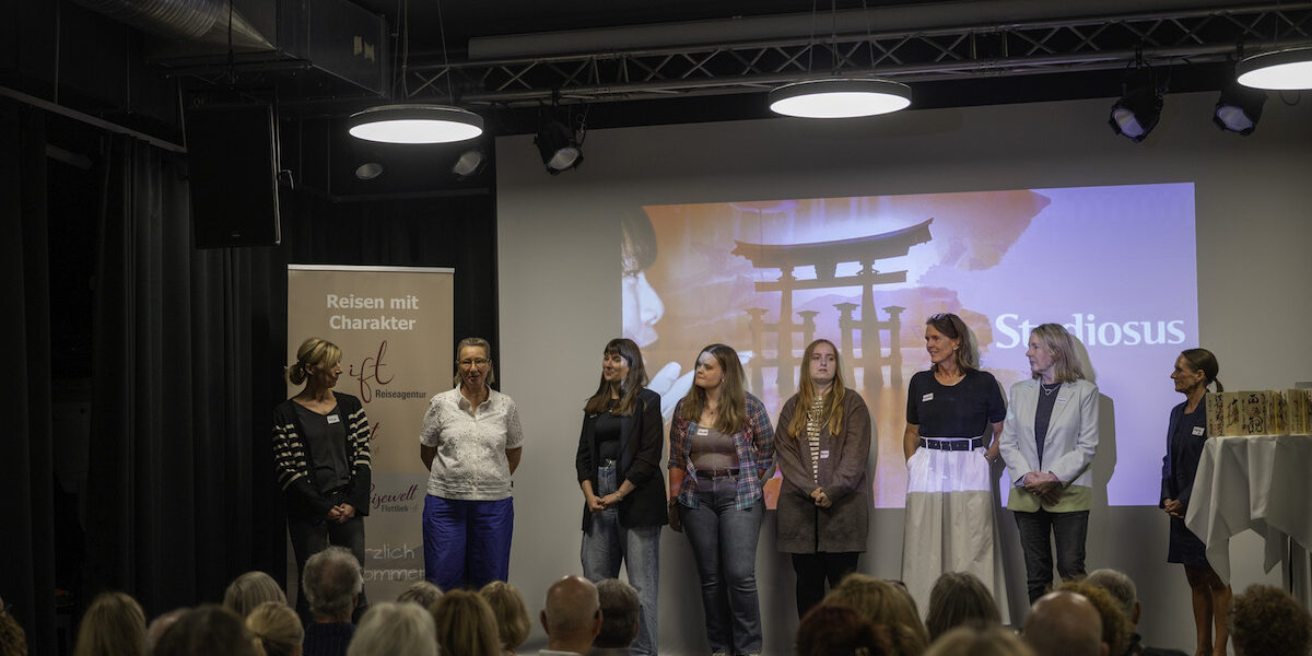 IFT-Team auf der Bühne beim Studiosus-Vortrag über Japan