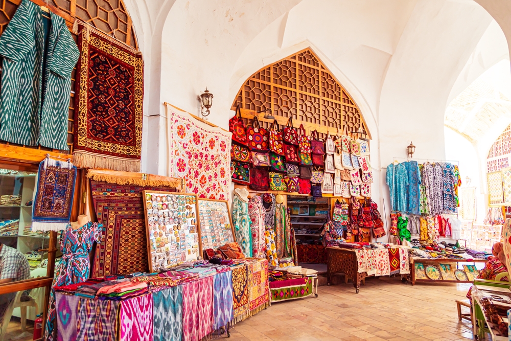 Marktstände mit bunten Tüchern in Buchara