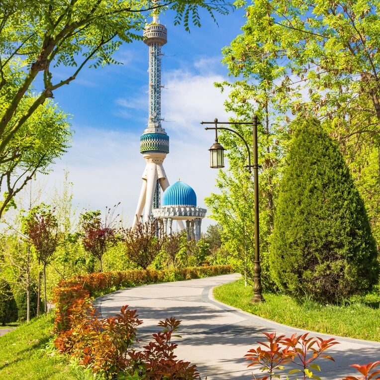 Park mit Blick auf Moschee in Taschkent